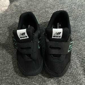 New Balance Unisex-kids 515 V1 Hook And Loop Sneaker Black And Green Size 9c